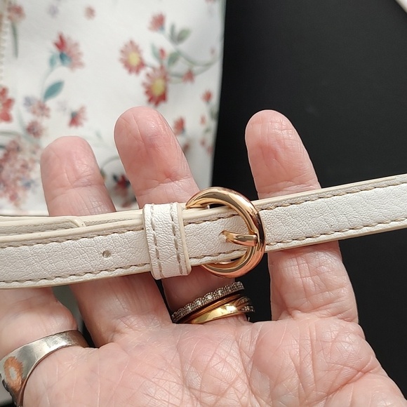 Lauren Conrad Flowered Crossbody - Picture 3 of 8